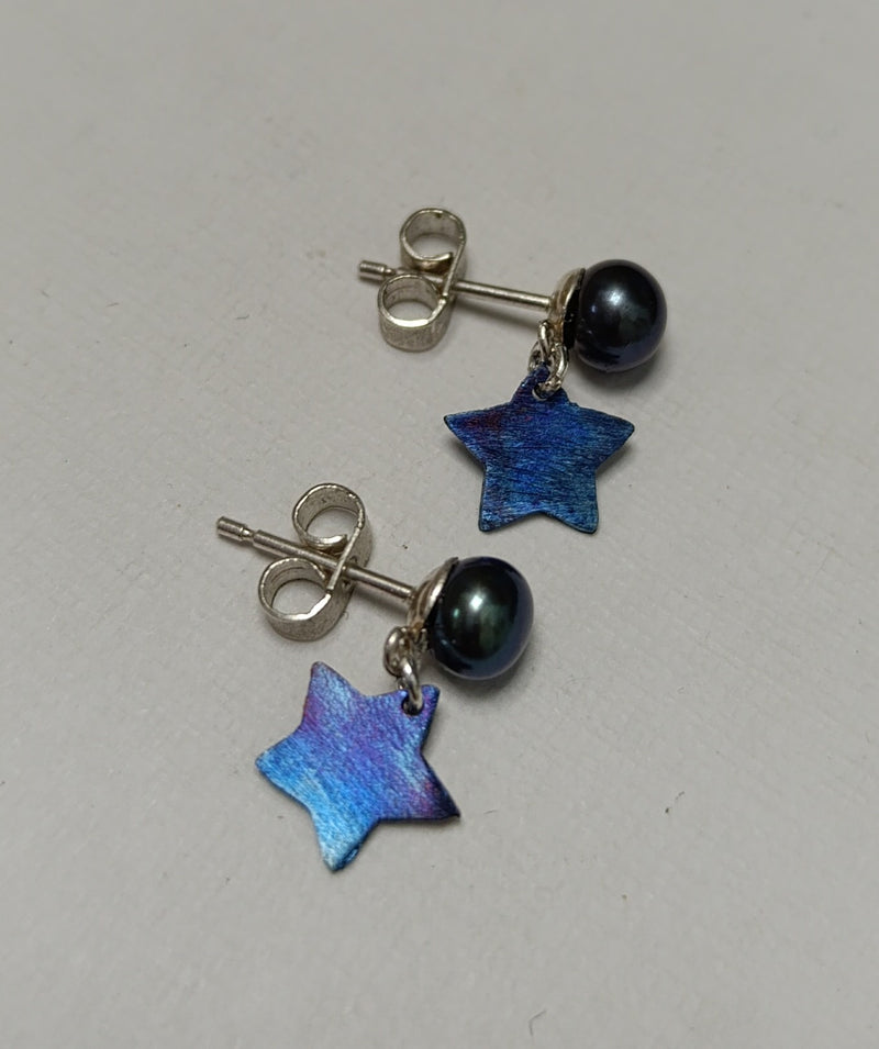 Freshwater pearl with titanium star stud earrings