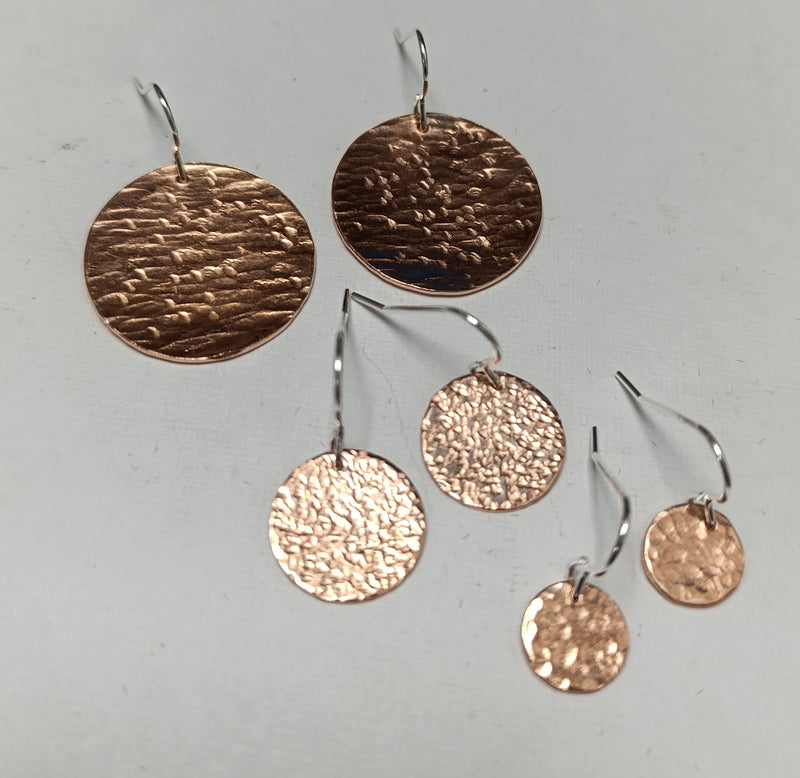 Hammered copper circle earrings - medium