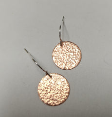 Hammered copper circle earrings - medium