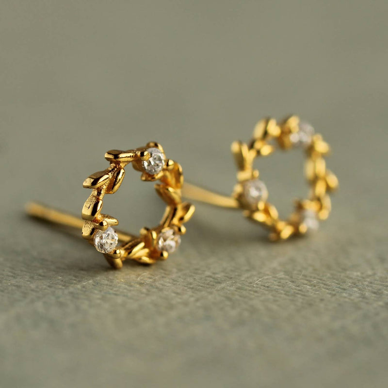 Gold plated circle wreath stud earrings