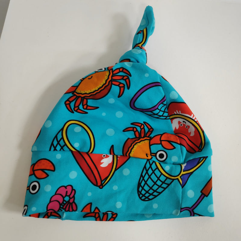 Baby knotted hat - light blue crabs print