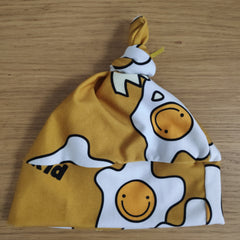 Baby knotted hat - egg print (3-6 months)