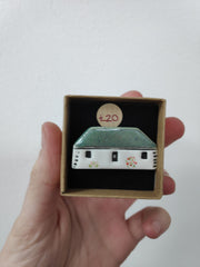 Scottish bothy ceramic brooch - green roof with flowers