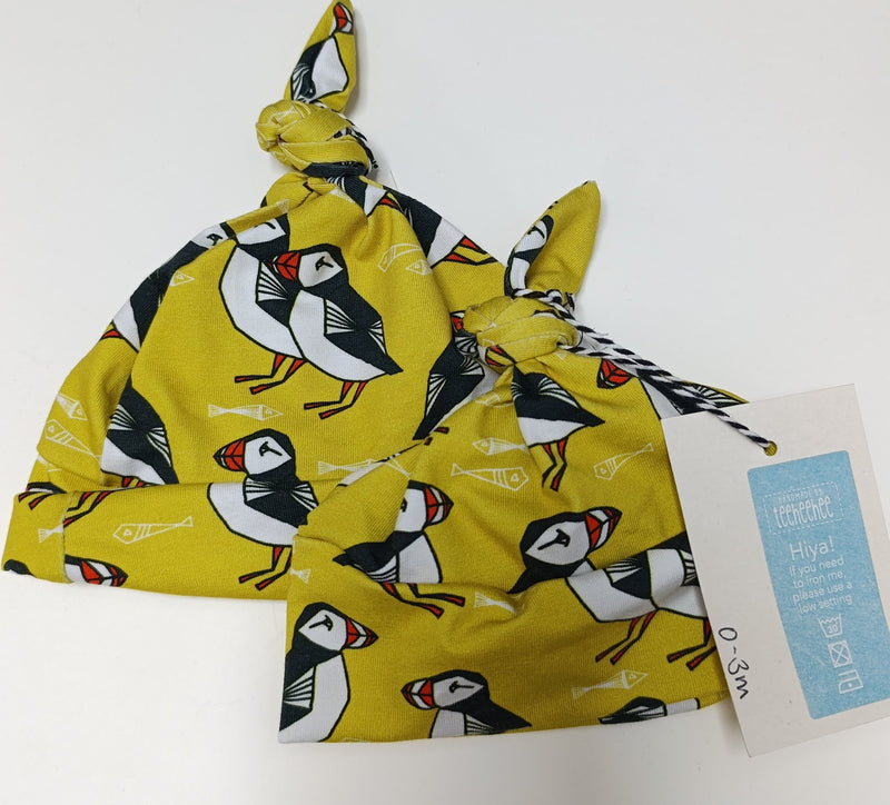 Baby knotted hat - Puffins on yellow