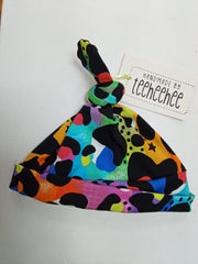 Baby knotted hat - leopard print & stars on rainbow background print (6-9 months)