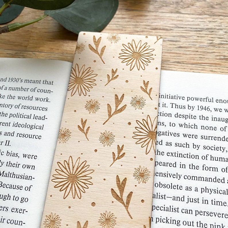 Daisies wooden bookmark